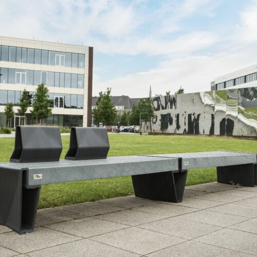 Parkbank Prisma breed in de kleur grijs. Lengte 360cm met 2 rugleuningen. De rugleuningen kunnen op iedere positie gezet worden.